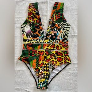 NWT Averie one piece swimsuit size XL. Cute bold print!